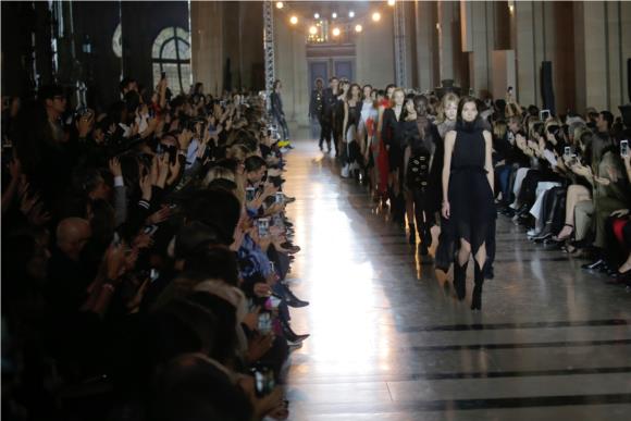 Preview - Givenchy_S18_339